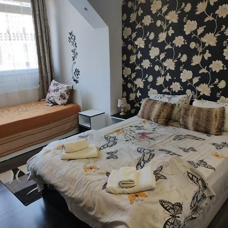 White Black Rooms Hunedoara Exterior foto
